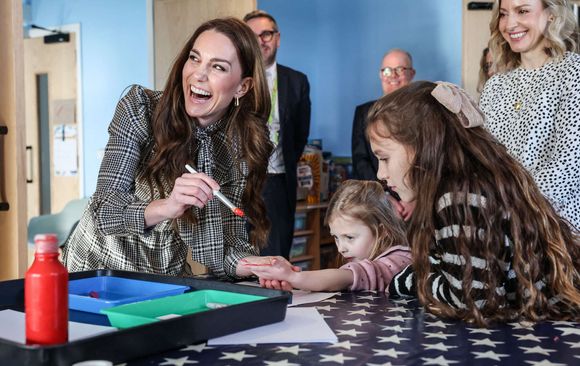 La princesse de Galles, marraine de l'hospice pour enfants Ty Hafan, peint la main de Maggie à l'hospice de Sully le 30 janvier 2025. Photo par Richard Pohle/The Times/PA Wire/ABACAPRESS.COM