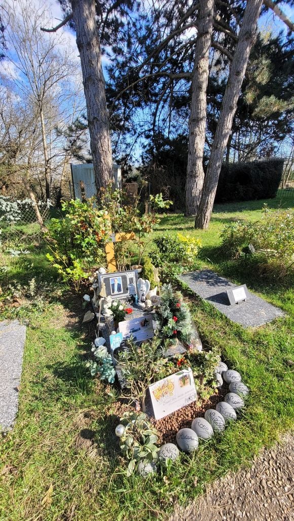 La tombe de Jean-Pierre Pernaut au cimetière des Arches à Louveciennes, en France. L'ancien présentateur du journal de 13 heures de TF1, décédé le 2 mars 2022 à l'âge de 71 ans, repose dans cette commune des Yvelines. Louveciennes, Yvelines, France le 1er avril 2025. Photo par ABACAPRESS.COM