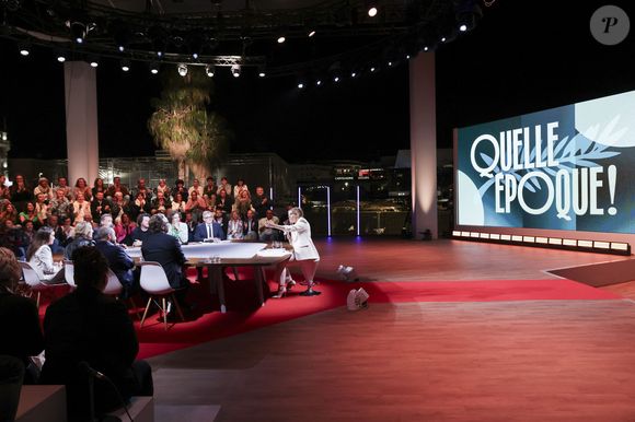 Exclusif - Jean Imbert, Lea Salamé, Paul de Saint Sernin, Malou Khebizi, Agathe Riedinger, Christophe Dechavanne, Pierre Lescure, Charlotte Dhenaux, Pierre-Antoine Capton, Philippe Caverivière sur le plateau de l'émission "Quelle Epoque!" lors du 77ème Festival International du Film de Cannes le 18 mai 2024. © Jack Tribeca / Bestimage