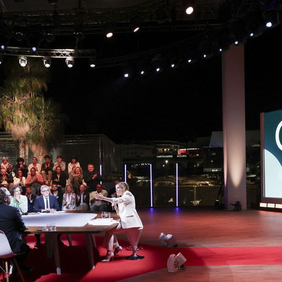 Exclusif - Jean Imbert, Lea Salamé, Paul de Saint Sernin, Malou Khebizi, Agathe Riedinger, Christophe Dechavanne, Pierre Lescure, Charlotte Dhenaux, Pierre-Antoine Capton, Philippe Caverivière sur le plateau de l'émission "Quelle Epoque!" lors du 77ème Festival International du Film de Cannes le 18 mai 2024. © Jack Tribeca / Bestimage