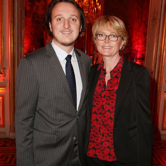 Cela fait quelques mois qu'il travaille pour Livista Energy, une société franco-luxembourgeoise qui s'apprête à ouvrir une raffinerie de lithium dans le port du Havre

Martin Rey-Chirac et sa mere Claude Chirac lors de la soirée de Gala de la Fondation Claude Pompidou a l'Hotel Marcel Dassault, a Paris, France, le 28 Mars 2019. Photo by Jerome Domine/ABACAPRESS.COM