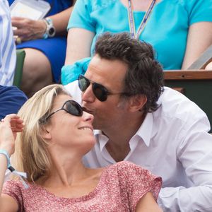 Anne-Sophie Lapix et son mari Arthur Sadoun assistent à la finale féminine Serena Williams vs Maria Sharapova lors des Internationaux de France de tennis 2013 au stade Roland-Garros à Paris, France, le 8 juin 2013. Williams a gagné 6-4, 6-4. Photo Christophe Guibbaud/ABACAPRESS.COM
