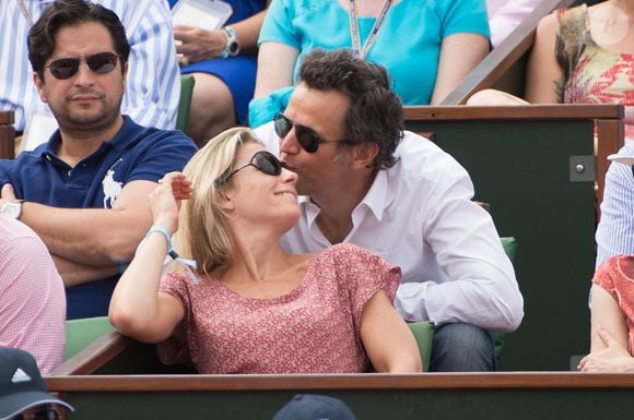 Anne-Sophie Lapix et son mari Arthur Sadoun assistent à la finale féminine Serena Williams vs Maria Sharapova lors des Internationaux de France de tennis 2013 au stade Roland-Garros à Paris, France, le 8 juin 2013. Williams a gagné 6-4, 6-4. Photo Christophe Guibbaud/ABACAPRESS.COM