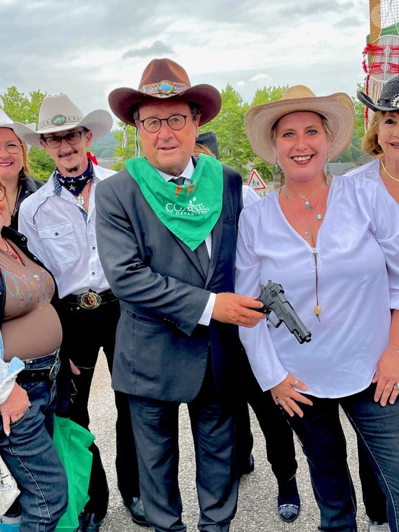 Exclusif - François Hollande, venu tester la danse country avec le club local, à l’arrivée de la 3ème étape de la 58ème édition du Tour Du Limousin-Périgord Nouvelle Aquitaine à Masseret (Corrèze), France, le 21 août 2025. © Fabien Faure/Bestimage