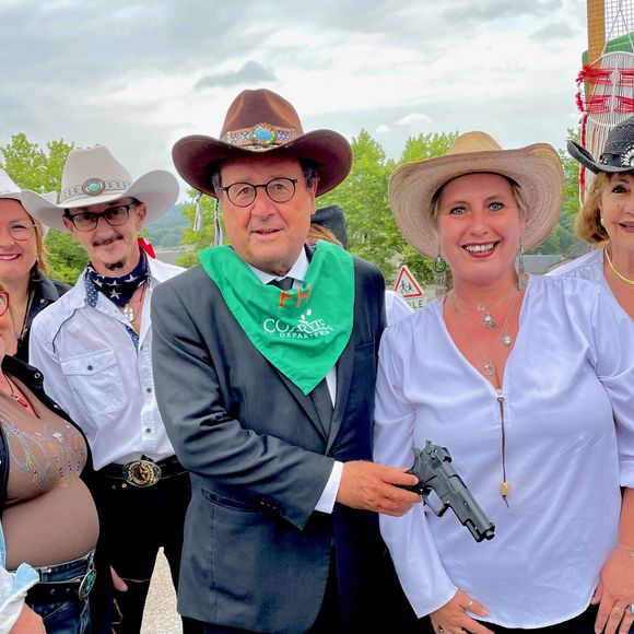 Exclusif - François Hollande, venu tester la danse country avec le club local, à l’arrivée de la 3ème étape de la 58ème édition du Tour Du Limousin-Périgord Nouvelle Aquitaine à Masseret (Corrèze), France, le 21 août 2025. © Fabien Faure/Bestimage