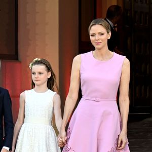 Monaco a lancé les cérémonies d’avant–Fête nationale, avec les remises des décorations 

La princesse Charlene et sa fille la princesse Gabriella - Célébration des 20 ans de règne du prince souverain Albert II de Monaco sur la place du Palais à Monaco © Bruno Bebert/Bestimage