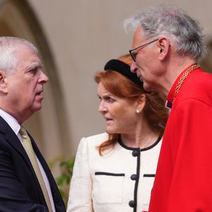 Depuis le scandale de l'affaire Epstein, le duc d'York fait figure de bête noire de la monarchie et n'assiste plus aux événements officiels
Le prince Andrew et Sarah Ferguson assistent à la messe de Pâques de la famille royale dans la chapelle Saint George de Windsor dans le Berkshire, le 20 avril 2025 
Julien Burton / Bestimage