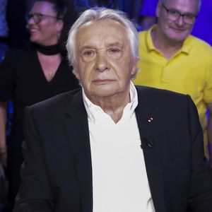 Michel Sardou sur le plateau de l'émission Touche pas à mon poste (TPMP) présentée en direct par C.Hanouna et diffusée sur C8 le 29 août 2022.

© Jack Tribeca / Bestimage
