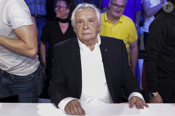 Michel Sardou sur le plateau de l'émission Touche pas à mon poste (TPMP) présentée en direct par C.Hanouna et diffusée sur C8 le 29 août 2022.

© Jack Tribeca / Bestimage