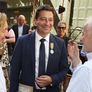 En dehors de sa carrière artistique, il mène une autre vie loin des projecteurs.

 Laurent Gerra reçoit les insignes de Chevalier dans l’ordre du Mérite Agricole des mains de Monsieur Georges Blanc, chef triplement étoilé, au Restaurant Léon de Lyon à Lyon, France, le 3 septembre 2023. © Pascal Fayolle/Bestimage