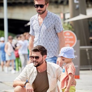 Exclusif - Christophe Beaugrand et son mari Ghislain ont invité à Paris Whitney, la mère porteuse de leur fils Valentin, et son mari Jacob pour une semaine en famille dans la capitale. Le 21 juin 2023. © Cyril Moreau / Bestimage