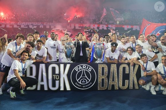 Cet accessoire a notamment été aperçu sur Désiré Doué, Ousmane Dembélé et Achraf Hakimi.

Nasser Al-Khelaifi président du PSG avec les joueurs Illya ZABARNYI du Paris Saint-Germain , Dro FERNANDEZ du Paris Saint-Germain , Joao NEVES du Paris Saint-Germain , Willian PACHO du Paris Saint-Germain , Désiré DOUÉ du Paris Saint-Germain , Warren ZAIRE-EMERY de Paris Saint-Germain , Gonçalo RAMOS de Paris Saint-Germain , Nuno MENDES de Paris Saint-Germain , Khvicha KVARATSKHELIA de Paris Saint-Germain , Matvey SAFONOV de Paris Saint-Germain , Quentin NDJANTOU de Paris Saint-Germain , Ibrahim MBAYE du Paris Saint-Germain , VITINHA du Paris Saint-Germain , MARQUINHOS du Paris Saint-Germain , Ousmane DEMBELE du Paris Saint-Germain , Achraf HAKIMI du Paris Saint-Germain , Senny MAYULU du Paris Saint-Germain , Lucas BERALDO du Paris Saint-Germain , Fabián RUIZ de Paris Saint-Germain , Lucas CHEVALIER de Paris Saint-Germain , Lucas HERNANDEZ de Paris - Le PSG célèbre son titre de Champion d'Europe 2026 avec ses supporters au Parc des Princes à Paris le 31 mai 2026. 
© Pool / Xavier Laine via PsnewZ / Bestimage