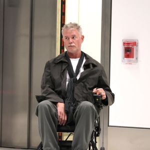 Eric Dane a été vu arrivant à l'aéroport international de Los Angeles dans un fauteuil roulant, semblant fragile après avoir annoncé son diagnostic de la maladie de Charcot. Photo par Backgrid USA / Bestimage
