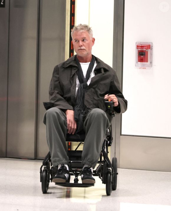 Eric Dane a été vu arrivant à l'aéroport international de Los Angeles dans un fauteuil roulant, semblant fragile après avoir annoncé son diagnostic de la maladie de Charcot. Photo par Backgrid USA / Bestimage