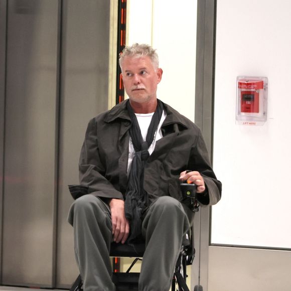 Eric Dane a été vu arrivant à l'aéroport international de Los Angeles dans un fauteuil roulant, semblant fragile après avoir annoncé son diagnostic de la maladie de Charcot. Photo par Backgrid USA / Bestimage
