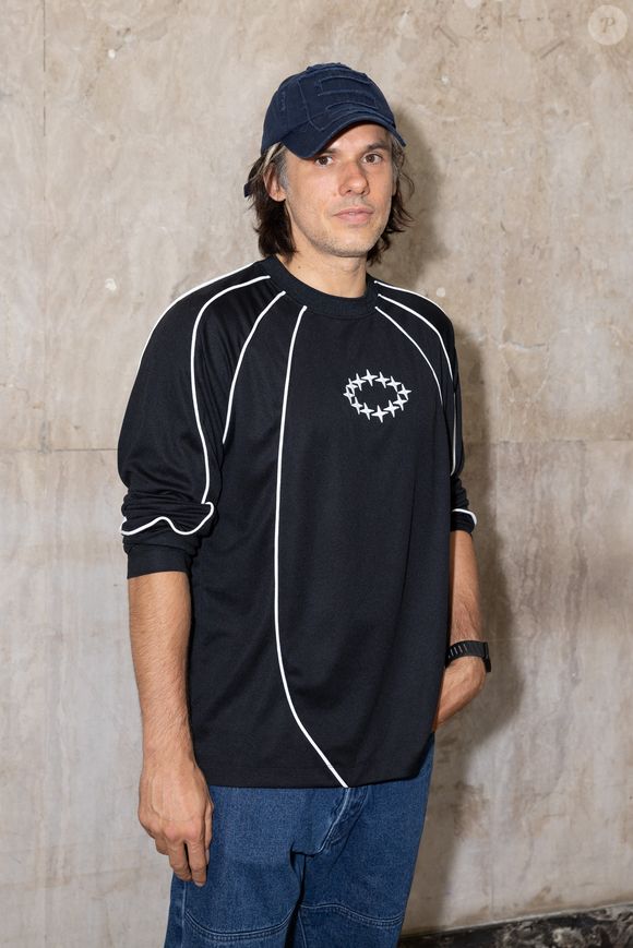 Orelsan au front row du défilé Etudes Studio de la mode homme Printemps/Été 2026 dans le cadre de la Fashion Week de Paris au Palais de Tokyo, à Paris, France, le 24 juin 2025. © Jeremy Melloul/Bestimage