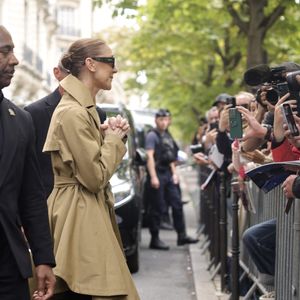Un dispositif d'urgence prévoit même le report des représentations vers des dates de secours, pour éviter de laisser les fans sur le carreau.

Céline Dion acclamée par ses fans à son arrivée au palace Royal Monceau à Paris, le 28 août 2026.

© Jasmine Aissaoui / Bestimage