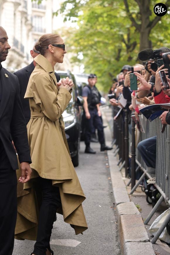 Un dispositif d'urgence prévoit même le report des représentations vers des dates de secours, pour éviter de laisser les fans sur le carreau.

Céline Dion acclamée par ses fans à son arrivée au palace Royal Monceau à Paris, le 28 août 2026.

© Jasmine Aissaoui / Bestimage