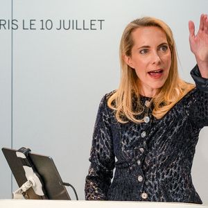 La commissaire-priseur Aurélie Vandevoorde - Le tout premier sac Hermès Birkin, conçu pour Jane Birkin en 1985, a été vendu aux enchères pour 8,58 millions d'euros chez Sotheby's Paris, lors de la vente aux enchères "Fashion Icons" à Paris, France, le 10 juillet 2025. © Jonathan Jacob/Bestimage