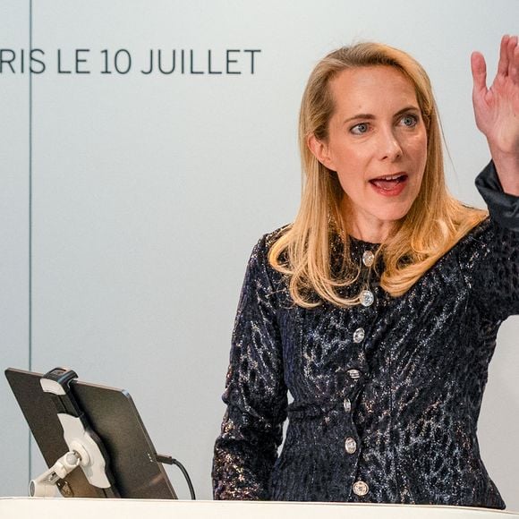 La commissaire-priseur Aurélie Vandevoorde - Le tout premier sac Hermès Birkin, conçu pour Jane Birkin en 1985, a été vendu aux enchères pour 8,58 millions d'euros chez Sotheby's Paris, lors de la vente aux enchères "Fashion Icons" à Paris, France, le 10 juillet 2025. © Jonathan Jacob/Bestimage