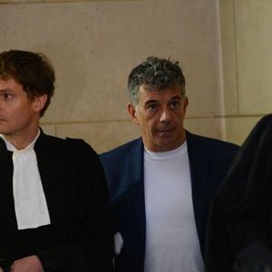 Jugé en appel pour violences conjugales, l’animateur Stéphane Plaza arrivent avec ses avocats, Julien Roelens et Antonin Gravelin-Rodriguez (Cabinet Joshua), pour la décision de la justice après les réquisitions formulées en juillet au tribunal de Paris, France, le 18 septembre 2026. © Bestimage