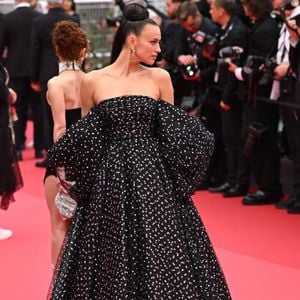 Irina Shayk assiste à la projection de Partir Un Jour et à la cérémonie d'ouverture du 78ème Festival de Cannes à Cannes, France. 13 mai 2025. Photo de Doug Peters/PA Wire/ Abaca.