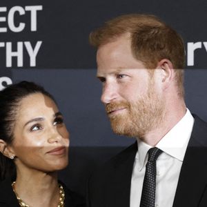 Les cofondateurs de la Fondation Archewell et les lauréats du prix Humanitaires de l'année de Project Healthy Minds, le prince Harry et Meghan, duc et duchesse de Sussex, arrivent sur le tapis rouge du troisième gala annuel de la Journée mondiale de la santé mentale, le jeudi 9 octobre 2025 aux Spring Studios à New York. Photo by John Angelillo/UPI/ABACAPRESS.COM