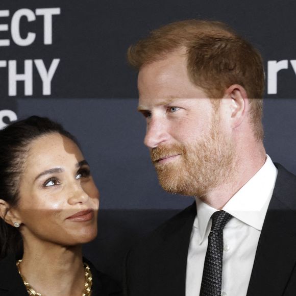 Les cofondateurs de la Fondation Archewell et les lauréats du prix Humanitaires de l'année de Project Healthy Minds, le prince Harry et Meghan, duc et duchesse de Sussex, arrivent sur le tapis rouge du troisième gala annuel de la Journée mondiale de la santé mentale, le jeudi 9 octobre 2025 aux Spring Studios à New York. Photo by John Angelillo/UPI/ABACAPRESS.COM