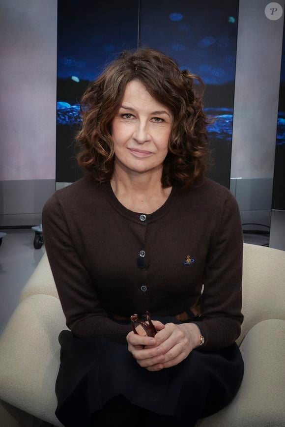 Exclusif - Valérie Lemercier sur le plateau de Clique, le 28 octobre 2025.

Photo : Jack Tribeca / Bestimage