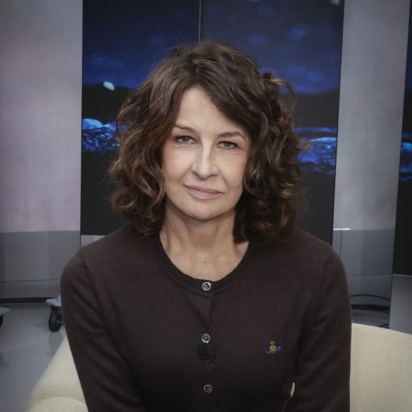 Exclusif - Valérie Lemercier sur le plateau de Clique, le 28 octobre 2025.

Photo : Jack Tribeca / Bestimage
