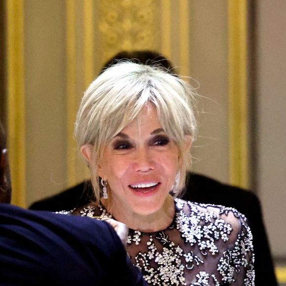 Brigitte Macron lors du dîner d’État en l’honneur du président brésilien et de sa femme au palais présidentiel de l’Élysée à Paris, France, le 5 juin 2025. 

© Dominique Jacovides / Bestimage