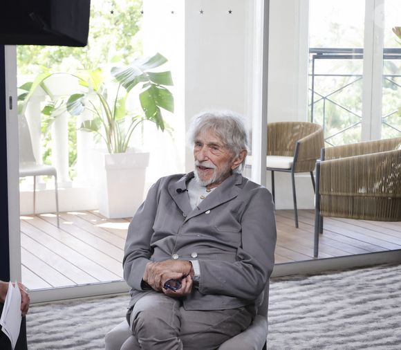 Exclusif - Augustin Trappenard interviewe Pierre Richard pour Brut lors du 78ème Festival International du Film de Cannes, au Palais des Festivals à Cannes, le 22 mai 2025. © Jack Tribeca/Bestimage