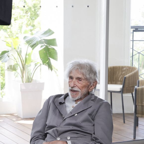Exclusif - Augustin Trappenard interviewe Pierre Richard pour Brut lors du 78ème Festival International du Film de Cannes, au Palais des Festivals à Cannes, le 22 mai 2025. © Jack Tribeca/Bestimage