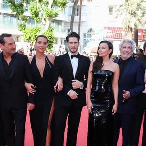 Les acteurs du film "L'Amour ouf" ont dû refaire 18 prises à cause de Raphaël Quenard sur le tournage du film. 

Jean-Pascal Zadi, Alain Attal, Mallory Wanecque, Hugo Sélignac, Gilles Lellouche, Adèle Exarchopoulos, François Civil, Élodie Bouchez, Alain Chabat, Malik Frikah, Raphaël Quenard, Ahmed Hamidi - Montée des marches du film " L'amour ouf " lors du 77ème Festival International du Film de Cannes, au Palais des Festivals à Cannes. Le 23 mai 2024
© Jacovides-Moreau / Bestimage