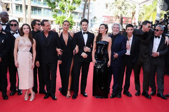 Les acteurs du film "L'Amour ouf" ont dû refaire 18 prises à cause de Raphaël Quenard sur le tournage du film. 

Jean-Pascal Zadi, Alain Attal, Mallory Wanecque, Hugo Sélignac, Gilles Lellouche, Adèle Exarchopoulos, François Civil, Élodie Bouchez, Alain Chabat, Malik Frikah, Raphaël Quenard, Ahmed Hamidi - Montée des marches du film " L'amour ouf " lors du 77ème Festival International du Film de Cannes, au Palais des Festivals à Cannes. Le 23 mai 2024
© Jacovides-Moreau / Bestimage
