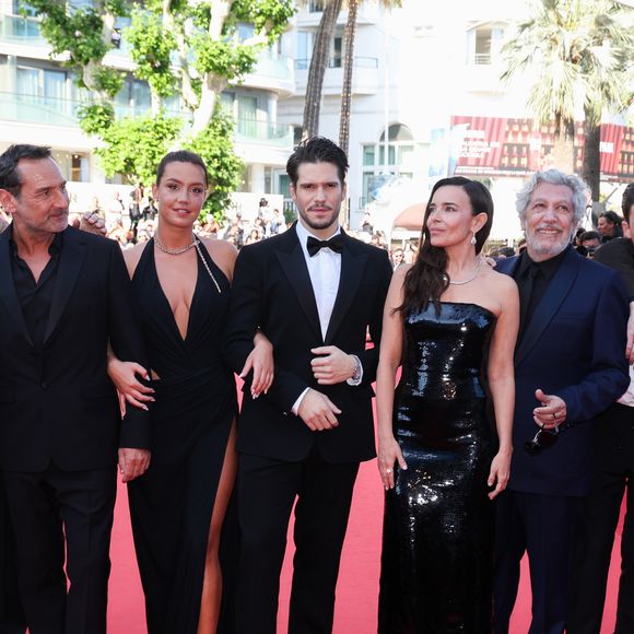 Les acteurs du film "L'Amour ouf" ont dû refaire 18 prises à cause de Raphaël Quenard sur le tournage du film. 

Jean-Pascal Zadi, Alain Attal, Mallory Wanecque, Hugo Sélignac, Gilles Lellouche, Adèle Exarchopoulos, François Civil, Élodie Bouchez, Alain Chabat, Malik Frikah, Raphaël Quenard, Ahmed Hamidi - Montée des marches du film " L'amour ouf " lors du 77ème Festival International du Film de Cannes, au Palais des Festivals à Cannes. Le 23 mai 2024
© Jacovides-Moreau / Bestimage
