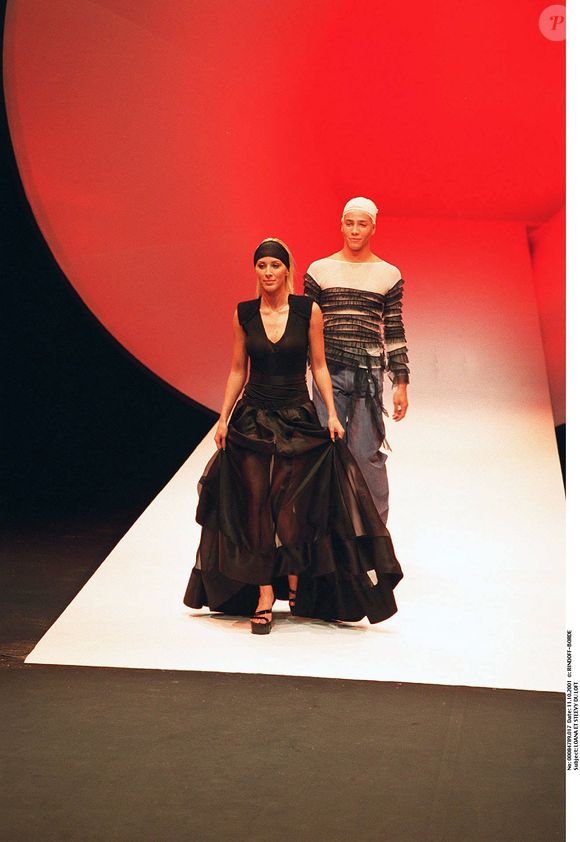"Ma chère Loana. Ton départ ailleurs, si soudain, me laisse sans voix, la gorge nouée et les yeux inondés", a-t-il notamment écrit

Loana et Steevy au défilé mode de Jean-Paul Gaultier à Paris. 
Crédit : RINDOFF-BORDE / BESTIMAGE