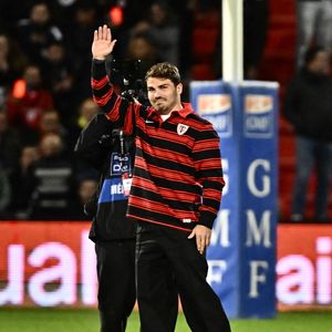 Il est aussi un entrepreneur, très attaché à ses racines familiales.

Antoine Dupont signe la prologation de son contrat avec le Stade Toulousain, lors du match de rugby du Top 14 opposant le Stade Toulousain au Stade Français (29-17) au stade Ernest-Wallon à Toulouse, France, le 1er novembre 2025. © Thierry Breton/Psnewz/Bestimage
