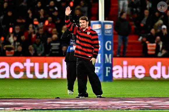 Il est aussi un entrepreneur, très attaché à ses racines familiales.

Antoine Dupont signe la prologation de son contrat avec le Stade Toulousain, lors du match de rugby du Top 14 opposant le Stade Toulousain au Stade Français (29-17) au stade Ernest-Wallon à Toulouse, France, le 1er novembre 2025. © Thierry Breton/Psnewz/Bestimage