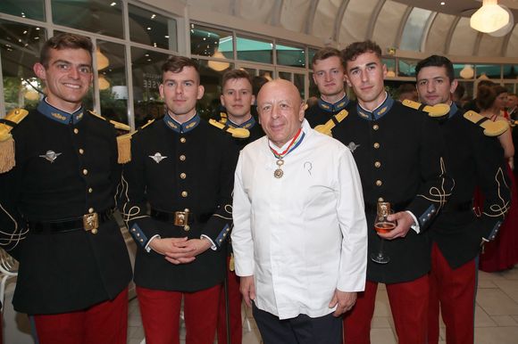 Le Chef Thierry Marx (qui a fait le menu de la soirée) et des Saint-Cyriens - Grand Gala de Saint-Cyr 2024 au Pavillon de l'Élysée à Paris, France, le 30 juin 2024. © Bertrand RindoffBestimage