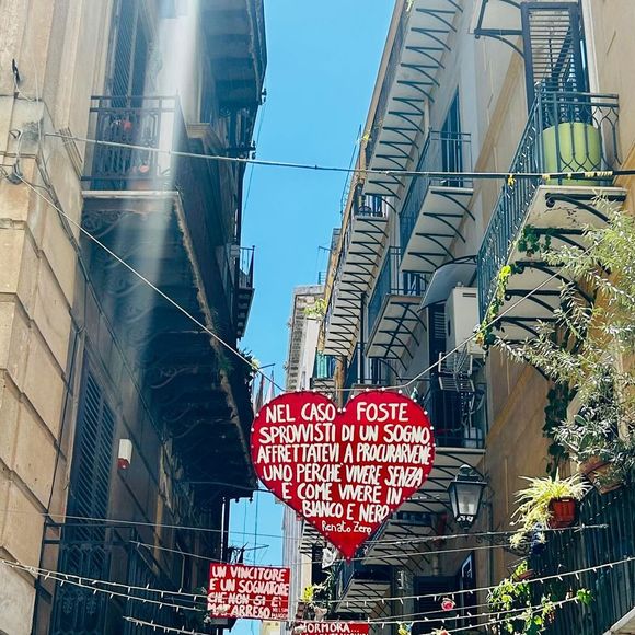 La simplicité était de mise, à en croire les deux autres photos partagées dans cette même publication.

Photo du mariage de Marlène Schiappa et Matthias Savignac en Sicile (Italie) partagée le 2 août 2025 sur Instagram