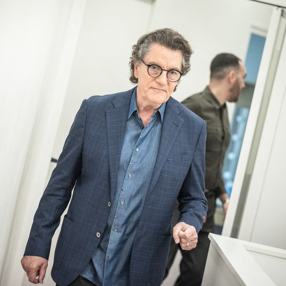 Francis Cabrel partage son amour de la musique

Exclusif - Francis Cabrel en backstage de l'enregistrement de l'émission "Serge Lama, le dernier rappel" présentée par F. Bollaert, diffusée sur France 3, au théâtre Marigny à Paris, France © Clovis-Moreau/Bestimage
