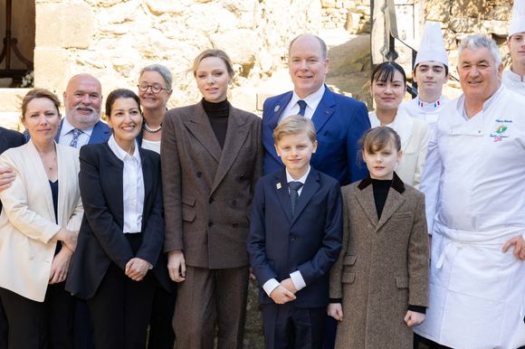 Les enfants ont eux aussi eu droit à leur propre menu : des escalopes de volaille panées et des frites maison qu'ils avaient eux-mêmes demandées
Le prince Albert II de Monaco, La princesse Charlène de Monaco, La princesse Gabriella de Monaco, comtesse de Carladès, Le prince Jacques de Monaco, marquis des Baux lors d'une visite au Fort la Latte, Château de La Roche Goyon à Plévenon le 9 avril 2025. Le donjon fut érigé vers 1350 par Etienne III de Goyon, seigneur de Matignon

© Olivier Huitel / Pool / Bestimage