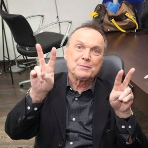 Exclusif - Julien Lepers, en backstage de l’enregistrement de l’emission "On Connait La Chanson Années 80", présentée par L.Boccolini et diffusée le 22 septembre 2026 sur W9, à Paris, France, le 9 avril 2026. © Jack Tribeca/Bestimage