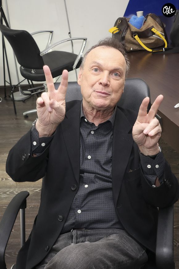 Exclusif - Julien Lepers, en backstage de l’enregistrement de l’emission "On Connait La Chanson Années 80", présentée par L.Boccolini et diffusée le 22 septembre 2026 sur W9, à Paris, France, le 9 avril 2026. © Jack Tribeca/Bestimage