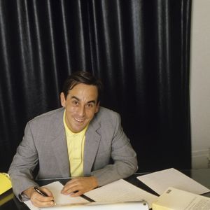 En France, à Paris, Thierry Ardisson à son bureau le 23 avril 1986