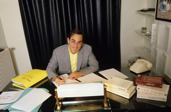 En France, à Paris, Thierry Ardisson à son bureau le 23 avril 1986