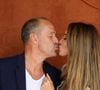 Mais les réalités financières l’ont rattrapée et elle a repris son activité de chroniqueuse, qui lui apporte également un « bol d’air frais ».

Roger Erhart et sa compagne Delphine Wespiser, Miss France 2012 au village (jour 10) lors des Internationaux de France de Tennis de Roland Garros 2022 à Paris, France, le 31 mai 2022. © Dominique Jacovides/Bestimage