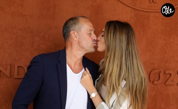 Mais les réalités financières l’ont rattrapée et elle a repris son activité de chroniqueuse, qui lui apporte également un « bol d’air frais ».

Roger Erhart et sa compagne Delphine Wespiser, Miss France 2012 au village (jour 10) lors des Internationaux de France de Tennis de Roland Garros 2022 à Paris, France, le 31 mai 2022. © Dominique Jacovides/Bestimage