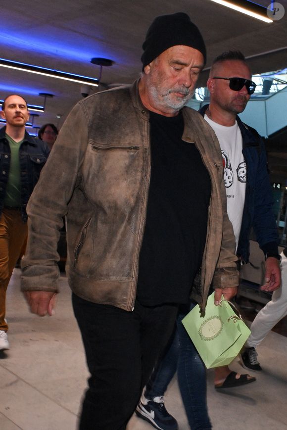 Luc Besson arrive à l'aéroport de Nice avant le 76e Festival de Cannes à Nice, France, le 15 mai 2023. Photo by Julien Reynaud/APS-Medias/ABACAPRESS.COM